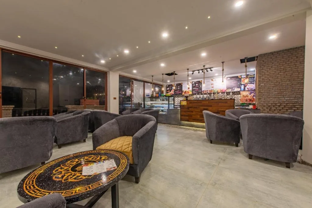 Khalidiya Palace Rayhaan — photo 1 of 3