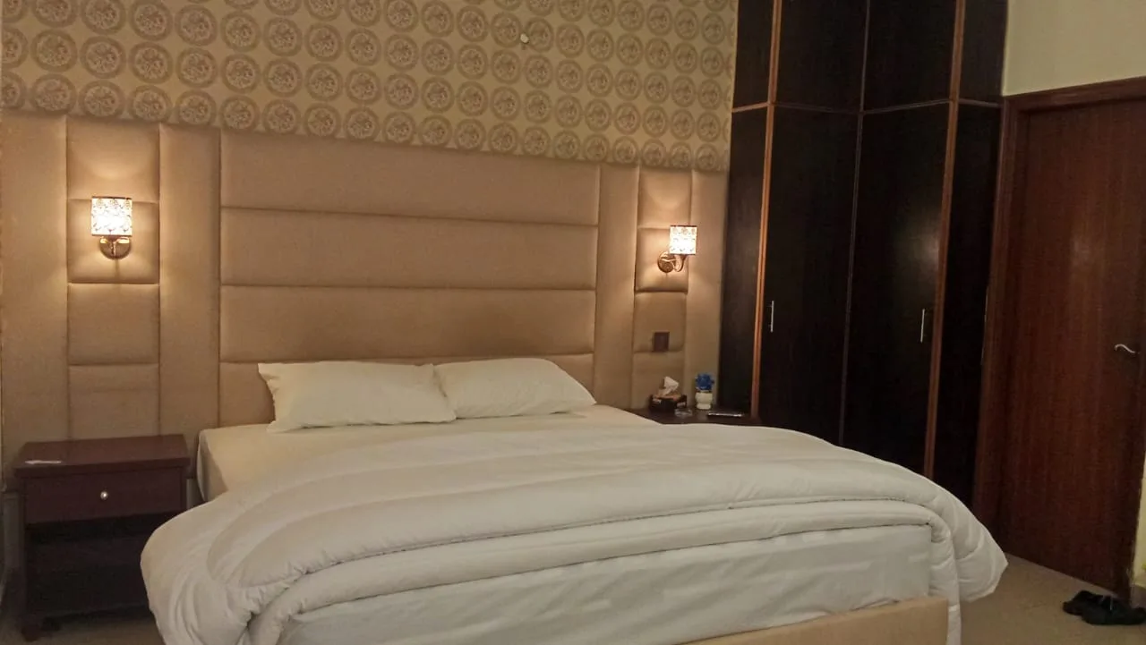 Expo Lodges — photo 11 of 14