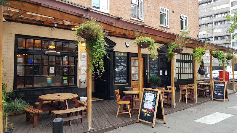 The Hour Glass Hotel &amp; Pub