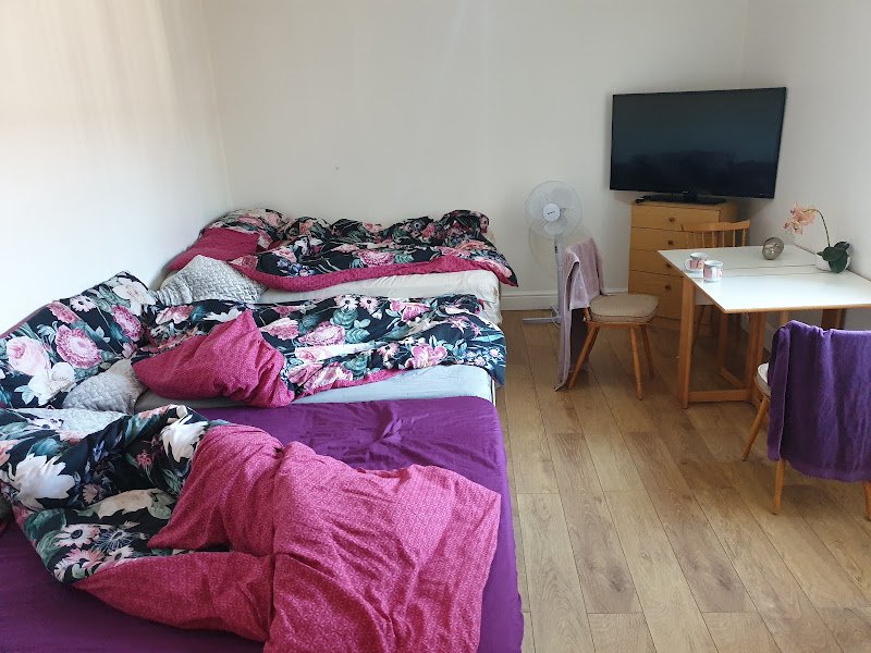 BIG ROOM rusholme WITH TV AND PRIVATE BATHROOM-parking&wifi hostel in Manchester