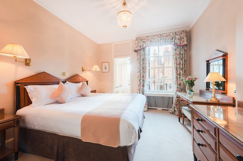 44 Curzon Street by Mansley hostel in London