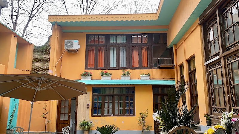 Orosi Hostel in Rasht