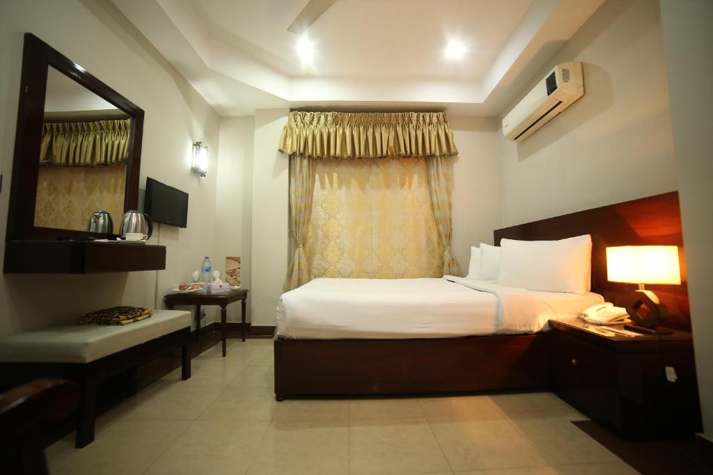 Deluxe Room Hotel Multan Continental